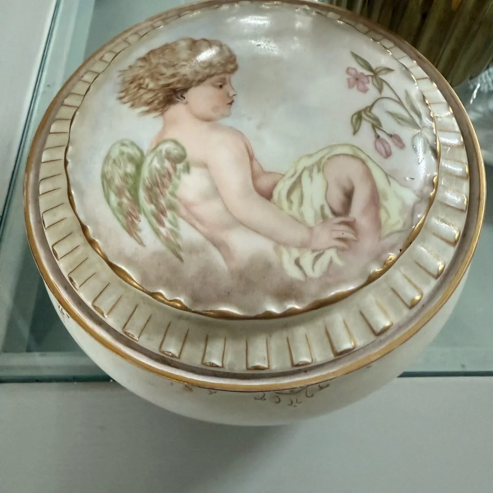 Antique powder or trinket box, Circa 1893